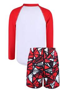 SHEIN 两件套男童泳衣套装。正面印花/下装随机印花。长袖泳衣不仅时尚，还能有效保护孩子的皮肤。独特的非对称镂空设计营造出度假氛围。这款2025年新款泳装，为炎热的夏季提供全方位的保护和舒适感。男童泳衣套装 - 两件套，UPF 50+ 防晒泳裤和防晒衣，适合8-14岁男童。两件套泳衣：长袖防晒T恤和印花沙滩短裤，速干UPF 50+ 防晒泳裤，适合海滩和泳池穿着。 - 紅色 - 查看 2