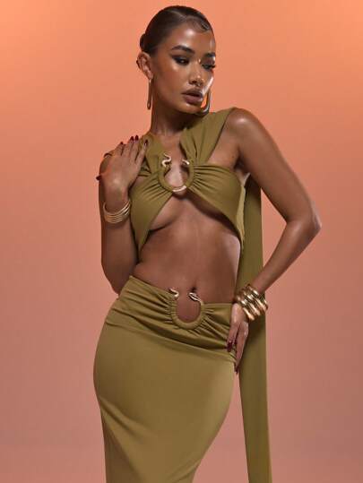 MUSERA 蛇形戒指细节露脐无袖上衣，性感迷人，适合伊比沙岛春季度假、海滩度假、夜晚外出、夜店、节日狂欢、夏季复活节假期等场合。