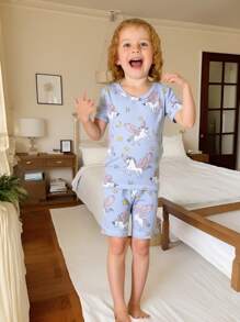 Conjunto de pijama de niña con parte superior de manga corta con estampado de unicornio lindo y shorts ceñidos a juego, ajuste ceñido