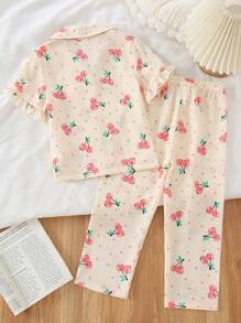 2 piezas Conjunto de ropa de casa para niña joven con cárdigan de gasa de manga corta con estampado de fresa y cuello con volantes a juego y pantalones cortos
