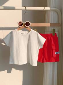 SHEIN مجموعة صيفية رياضية للأطفال البنين مكونة من 2 قطعة، لباس علوي بأكمام قصيرة بطباعة حرفية كيوت وشورت بخصر مطاطي