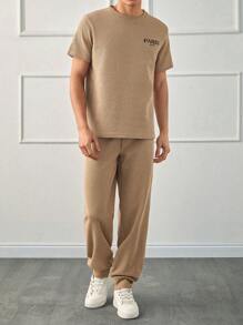 RueChic Conjunto de camiseta regular para hombres con tela de gofre y bordado de letra