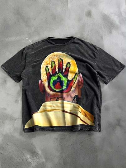 Manfinity EMRG 这款男士青春街头风T恤采用高街小众品牌雪洗棉面料，黑色短袖圆领设计，饰有超大街头人物热转印图案。这款独特的单品是送给男友或丈夫的绝佳礼物，完美契合街头服饰爱好者的品味，并体现了Y2K时尚风格。超大图案T恤