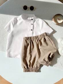 SHEIN Leap Crew 2 pièces Ensemble de jeunes garçons décontracté, confortable, mode, simple, pratique, polyvalent, doux, confortable, chemise col mi-porte inclinée et short lanterne, ensemble