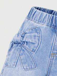 SHEIN Playful Pals 年轻女孩休闲百搭百搭可爱蝴蝶结提花口袋舒适宽松直筒水洗牛仔裤，适合日常外出 - 淺色水洗藍 - 查看 5