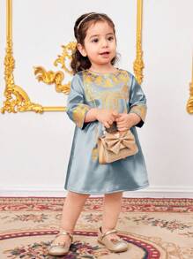 SHEIN Babygirl 可爱粉色缎面金色图案长袖连衣裙，春夏 - 淺藍色 - 查看 4