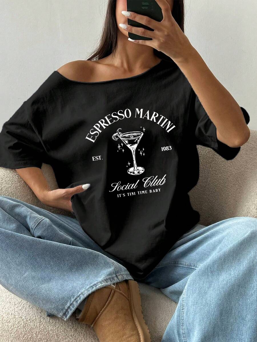 Flirla 带有“Espresso Martini”标语的宽松不对称领口超大 T 恤，咖啡色，春季 - 黑色 - 查看 1