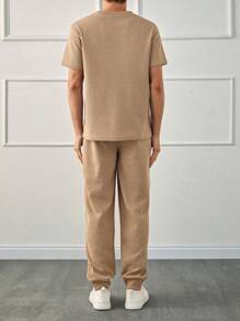 RueChic Conjunto de camiseta regular para hombres con tela de gofre y bordado de letra