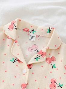 2 piezas Conjunto de ropa de casa para niña joven con cárdigan de gasa de manga corta con estampado de fresa y cuello con volantes a juego y pantalones cortos
