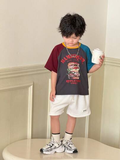 SHEIN 1 chiếc quần short thể thao thường ngày kiểu Nhật Bản và Hàn Quốc dành cho bé trai, chất liệu vải có họa tiết, phù hợp cho trẻ em trai đi học. Bộ đồ cho bé trai thích hợp cho tiệc sinh nhật, tiệc tối, biểu diễn, đám cưới, lễ rửa tội, lễ khai trương. Thích hợp mặc hàng ngày, đi học, du lịch, thể thao, mùa xuân và mùa hè.