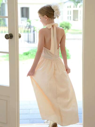 新品上市！适合青春期女孩的中长款连衣裙。采用露背设计，收腰设计，舒适时尚，优雅淑女，尽显端庄大方气质。