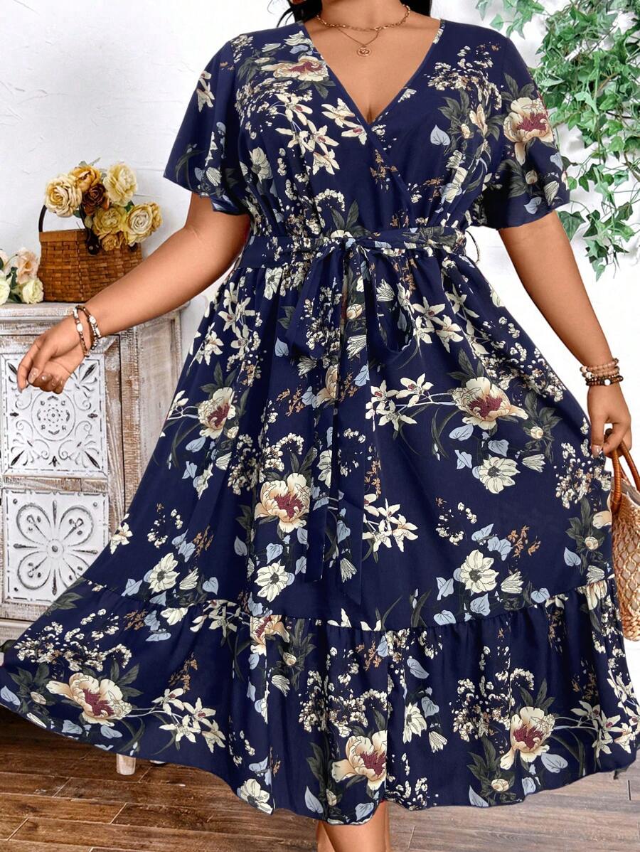 SHEIN CURVE+ فستان كاجوال قصير الأكمام بطبعات زهرية وياقة على شكل حرف V للنساء ذوات الأحجام الكبيرة - أزرق بحري - مشاهدة 1