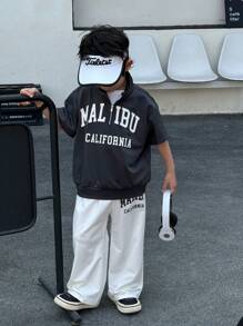 SHEIN مجموعة ملابس بقميص نصف سحاب وبنطال ذو خصر مرن بنمط أحرف، 2 حبة للأولاد الصغار، نسخة ياباني وكوري فضفاضة، راحة وأناقة وبساطة وعملية وشاملة، ملائمة للعب والمدرسة والتصوير في الشارع والحفلات والاسترخاء المنزلي، مناسبة للمدرسة والرياضة والعطلات والخارج والربيع والصيف - متعدد الألوان - مشاهدة 1