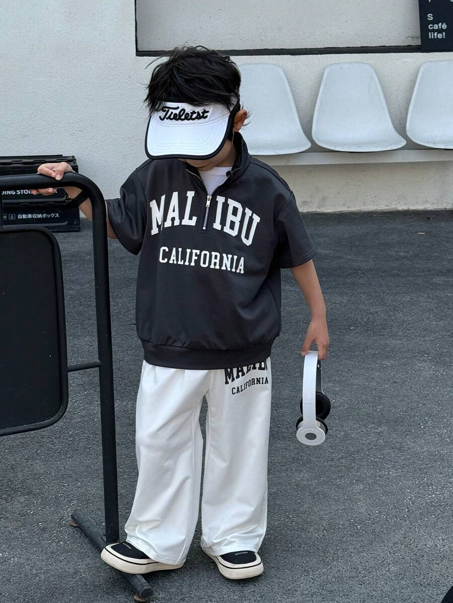 SHEIN مجموعة ملابس بقميص نصف سحاب وبنطال ذو خصر مرن بنمط أحرف، 2 حبة للأولاد الصغار، نسخة ياباني وكوري فضفاضة، راحة وأناقة وبساطة وعملية وشاملة، ملائمة للعب والمدرسة والتصوير في الشارع والحفلات والاسترخاء المنزلي، مناسبة للمدرسة والرياضة والعطلات والخارج والربيع والصيف - متعدد الألوان - مشاهدة 1