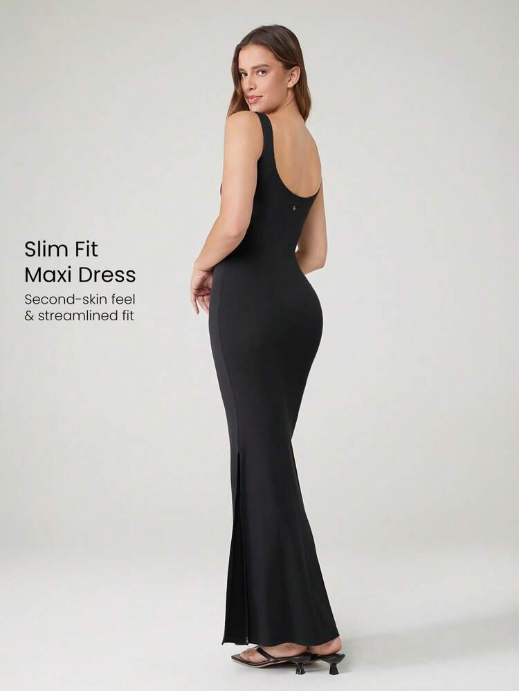 Vestido de corte ceñido y silueta estilizada con abertura lateral alta, de modal liso y sedoso, para uso diario y casual, con copas desmontables