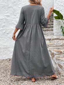 SHEIN LUNE Vestido de rayas grises bordado con parches, estilo Medio Oriente para el Ramadán, con la cintura ceñida, mangas acampanadas y volantes en el bajo, para uso casual de vacaciones