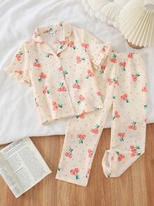 2 piezas Conjunto de ropa de casa para niña joven con cárdigan de gasa de manga corta con estampado de fresa y cuello con volantes a juego y pantalones cortos