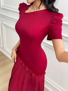 Modelyn 女士优雅纯色不对称领口花卉装饰褶皱下摆连衣裙 - 酒紅色 - 查看 5