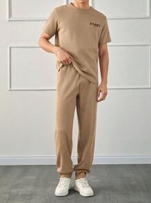 RueChic Conjunto de camiseta regular para hombres con tela de gofre y bordado de letra