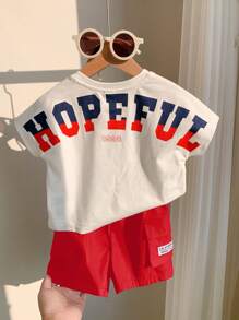 SHEIN مجموعة صيفية رياضية للأطفال البنين مكونة من 2 قطعة، لباس علوي بأكمام قصيرة بطباعة حرفية كيوت وشورت بخصر مطاطي