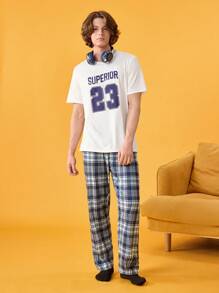 Happy Jammies Set de 3 piezas de ropa de descanso para hombre que incluye top de manga corta con cuello redondo con estampado de letras, shorts a cuadros y pantalones