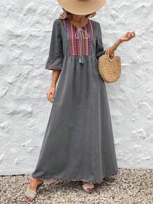 SHEIN LUNE Vestido de rayas grises bordado con parches, estilo Medio Oriente para el Ramadán, con la cintura ceñida, mangas acampanadas y volantes en el bajo, para uso casual de vacaciones