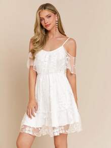 Amorya 女士荷叶边细肩带白色网眼刺绣伞形下摆 A 字型优雅婚礼宾客芭铎式浪漫迷你连衣裙