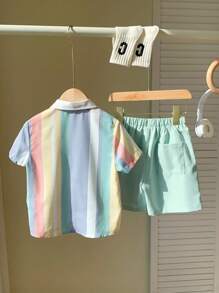 SHEIN 年輕男孩2入組休閒學院風，舒適，時尚，極簡，實用，柔軟，寬鬆，韓國風格，聚酯纖維大條紋，透氣，舒適短袖衫和綠色短褲套裝，適用於春季和夏季