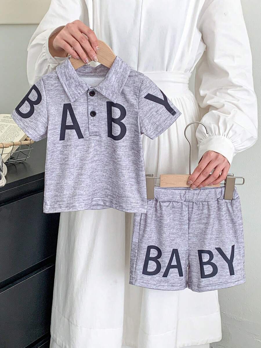 2 件装男婴可爱英文字母印花短袖 T 恤和短裤套装，Polo 领，方便穿着，绅士休闲，适合室内和室外玩耍 - 彩色 - 查看 1