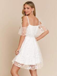 Amorya 女士荷叶边细肩带白色网眼刺绣伞形下摆 A 字型优雅婚礼宾客芭铎式浪漫迷你连衣裙