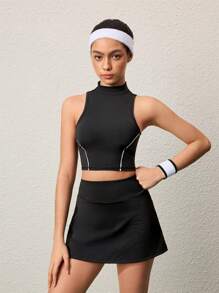 Completo sportivo estivo da donna, composto da una canotta senza maniche color tinta unita con collo alla coreana e pantaloncini a mini gonna