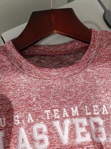 Camiseta con estampado de letra roja vibrante para niños, que presenta un gráfico retro americano enérgico y llamativo, hecha de tela catiónica de alta calidad, suave y amigable con la piel - Burdeos - Ver 5