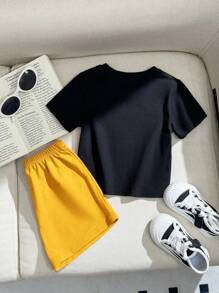 SHEIN Playful Pals 男婴两件套服装：宇航员、星球和火箭印花圆领短袖黑色 T 恤和黄色短裤 - 黑色 - 查看 2