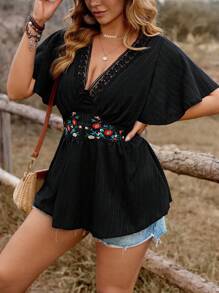 SHEIN Clasi 大码女式法式设计 V 领刺绣收腰短袖衬衫 - 黑色 - 查看 3