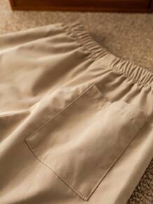 SHEIN 2入組年輕男孩可愛動物印花寬領寬鬆編織短袖襯衫和實色補丁口袋短褲套裝