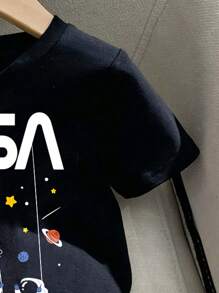 SHEIN Playful Pals 男婴两件套服装：宇航员、星球和火箭印花圆领短袖黑色 T 恤和黄色短裤 - 黑色 - 查看 3