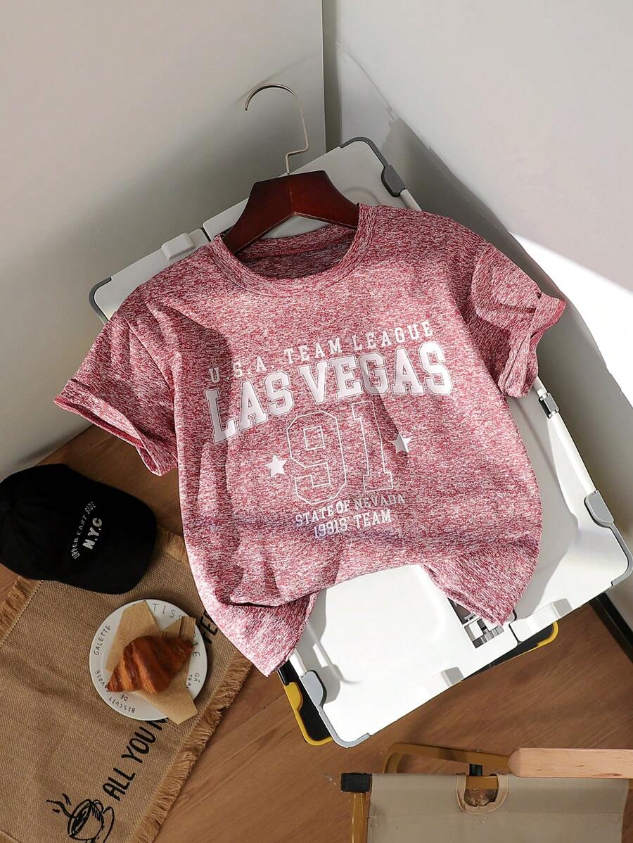 Camiseta con estampado de letra roja vibrante para niños, que presenta un gráfico retro americano enérgico y llamativo, hecha de tela catiónica de alta calidad, suave y amigable con la piel - Burdeos - Ver 1