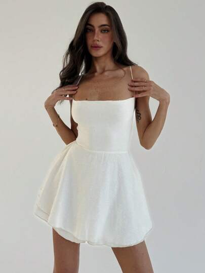 Aloruh 無袖搖擺裙連身褲，V領和開放性後背設計，展現纖細身材