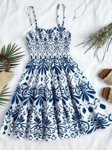 SHEIN 少女蓝色花卉印花白色背景紧身胸衣腰部 A 字形吊带连衣裙，度假风格