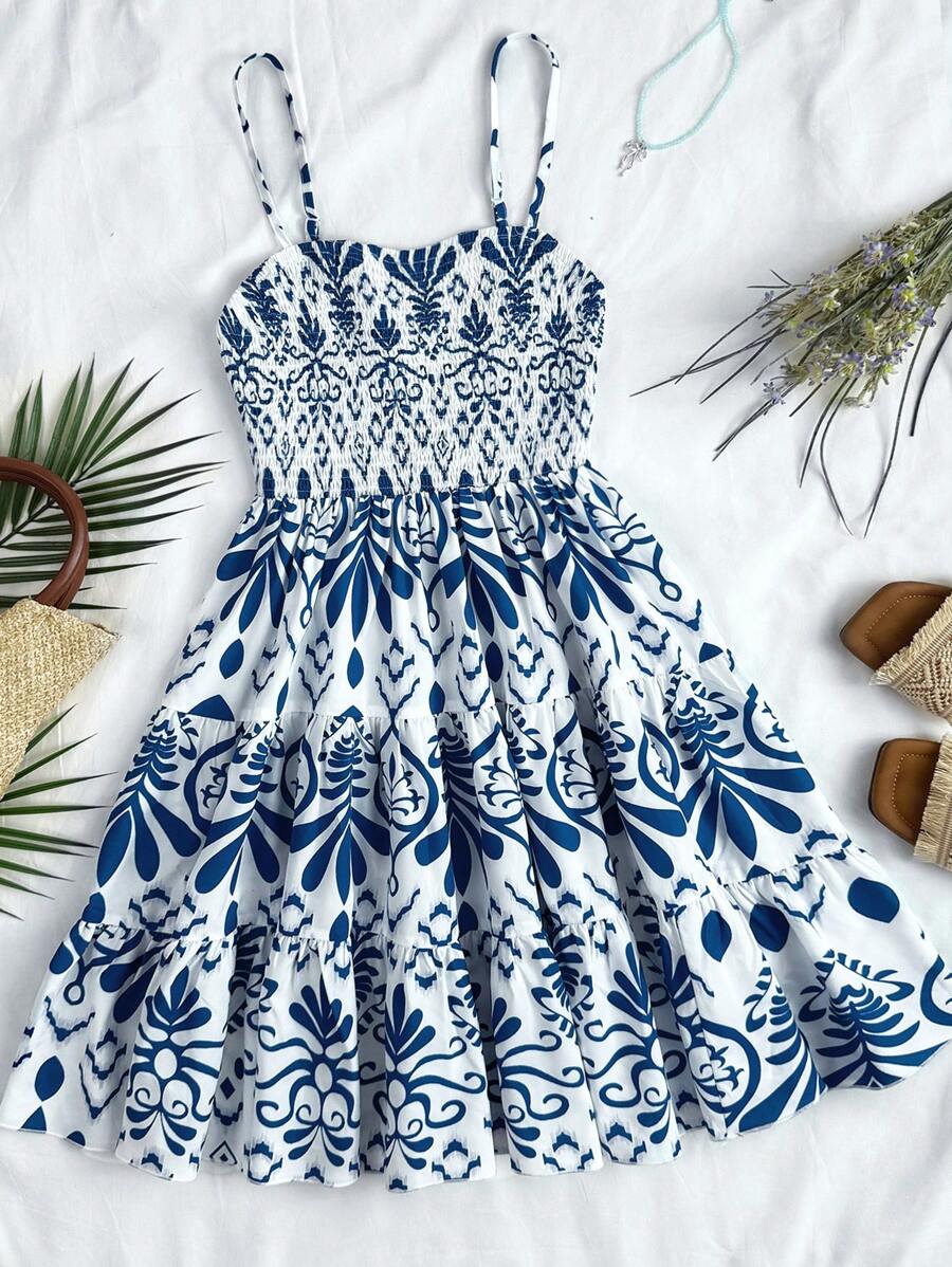 SHEIN 少女蓝色花卉印花白色背景紧身胸衣腰部 A 字形吊带连衣裙，度假风格