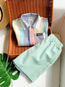 SHEIN 年輕男孩2入組休閒學院風，舒適，時尚，極簡，實用，柔軟，寬鬆，韓國風格，聚酯纖維大條紋，透氣，舒適短袖衫和綠色短褲套裝，適用於春季和夏季