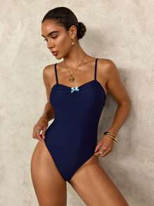 1 件女式连体泳衣，简约时尚的设计，适合夏季