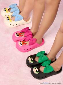 THE POWERPUFF GIRLS X SHEIN Chanclas supermonos con gran lazo blanco y diseño de burbujas de dibujos animados, fabricadas en material EVA ligero para uso en interiores y exteriores