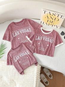 Camiseta con estampado de letra roja vibrante para niños, que presenta un gráfico retro americano enérgico y llamativo, hecha de tela catiónica de alta calidad, suave y amigable con la piel - Burdeos - Ver 3