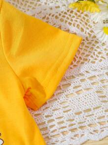 女婴休闲可爱时尚黄色字母和雏菊印花修身 T 恤上衣搭配复古浅蓝色牛仔水洗雏菊印花修身喇叭牛仔裤柔软面料日常百搭服装套装 - 彩色 - 查看 3