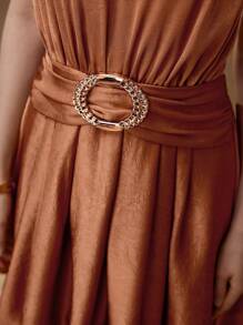 MOTF PREMIUM VESTIDO DE HALTER RECOGIDO CON CADENA Y FALDA ABULLONADA