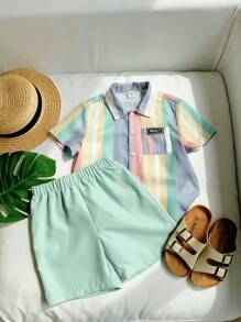 SHEIN 年輕男孩2入組休閒學院風，舒適，時尚，極簡，實用，柔軟，寬鬆，韓國風格，聚酯纖維大條紋，透氣，舒適短袖衫和綠色短褲套裝，適用於春季和夏季