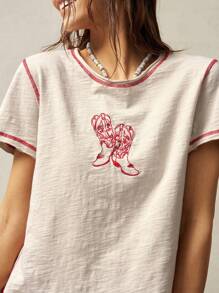 Bohemela 女式休闲纯色针织圆领短袖 T 恤，正面印有靴子图案 - 米色 - 查看 2