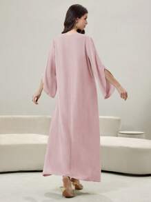 Yasmyna 色块对比装饰迷人 3D 刺绣贴片 V 领长袖土耳其长款束腰外衣，端庄的长袍 - 粉色 - 查看 2