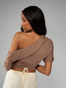 MISSGUIDED Draped Off-Shoulder Ruched Top Contemporary Casual Evening Top Elegant Stretch Slinky Fabric Asymmetric Design Modern Party Clubwear - Brown - View 2